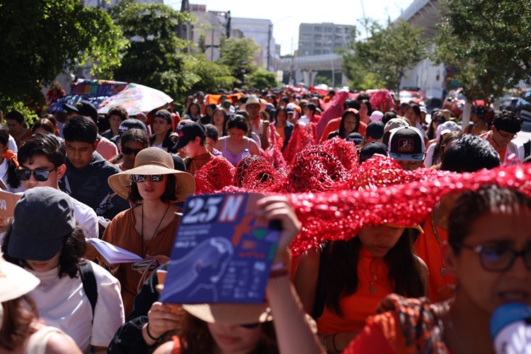 UNIDAS. La escritora asegura que le agrada que el libro sobre el feminicidio de su hermana se convierta en voces. (Foto: Michelle Vázquez) 